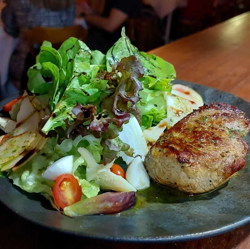 Medalhão com Salada Portinho