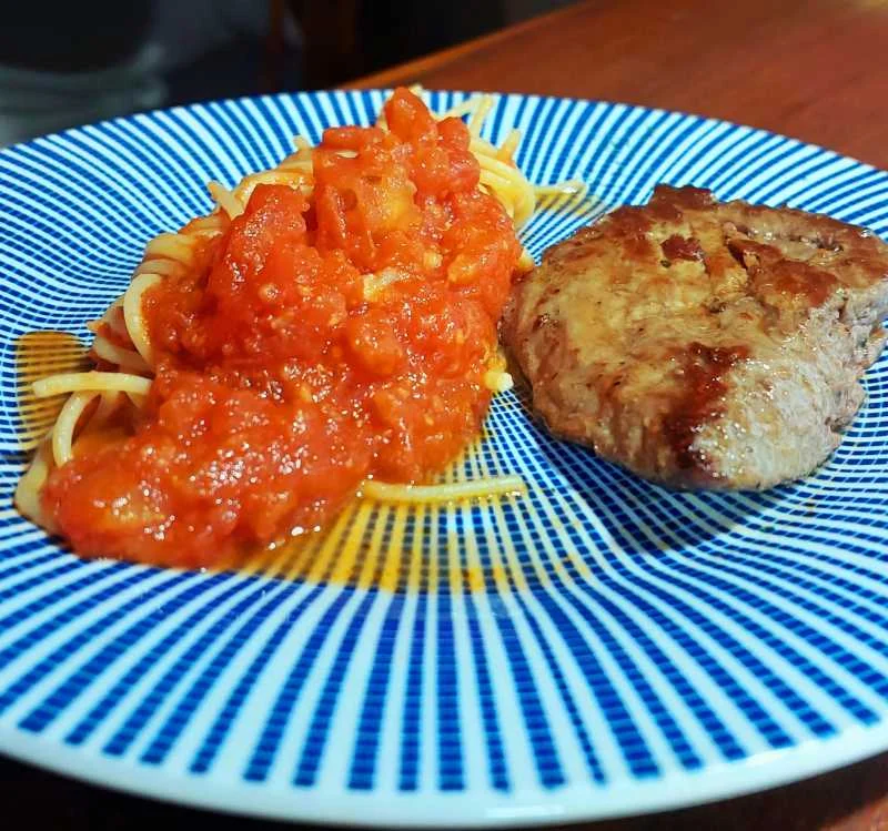 Spaghetti com Tomates Frescos e Escalope de Fillet