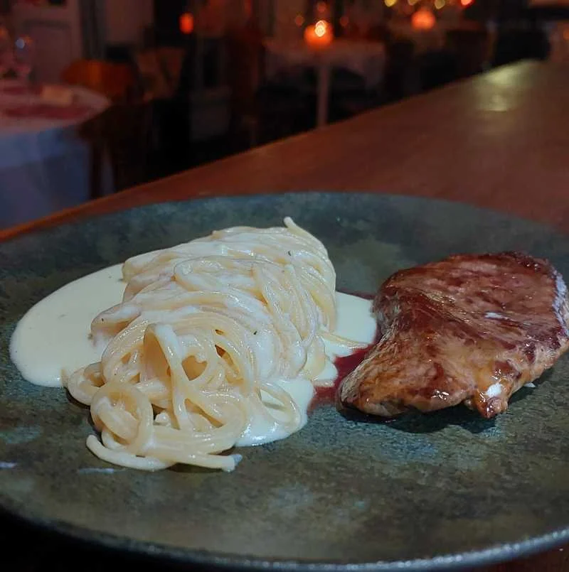 Spaghetti ao Molho Branco e Escalope de Fillet