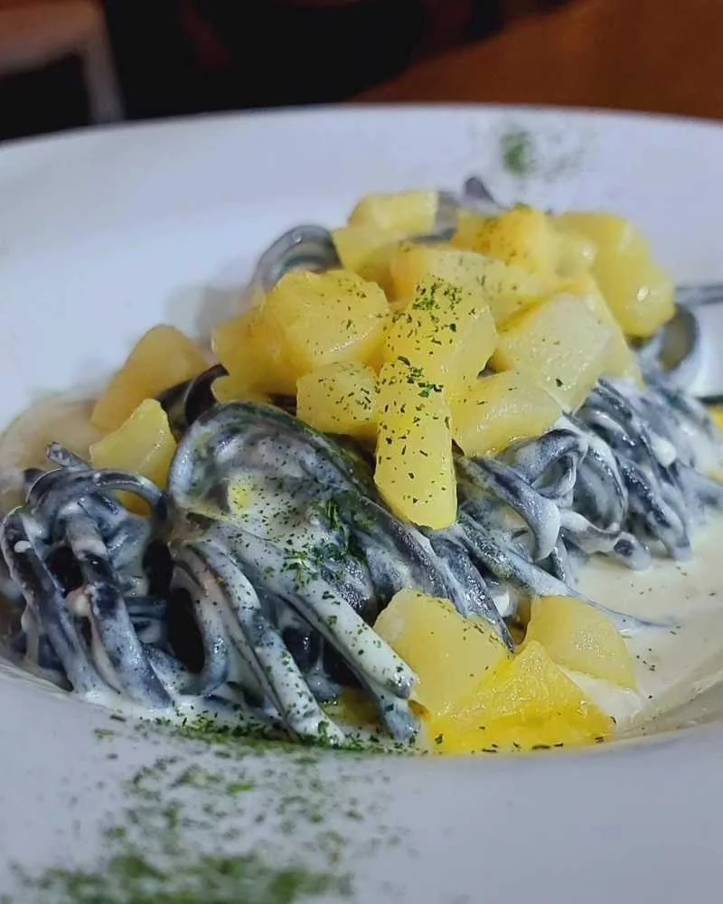 Spaghetti Nero com Brie e Pêra