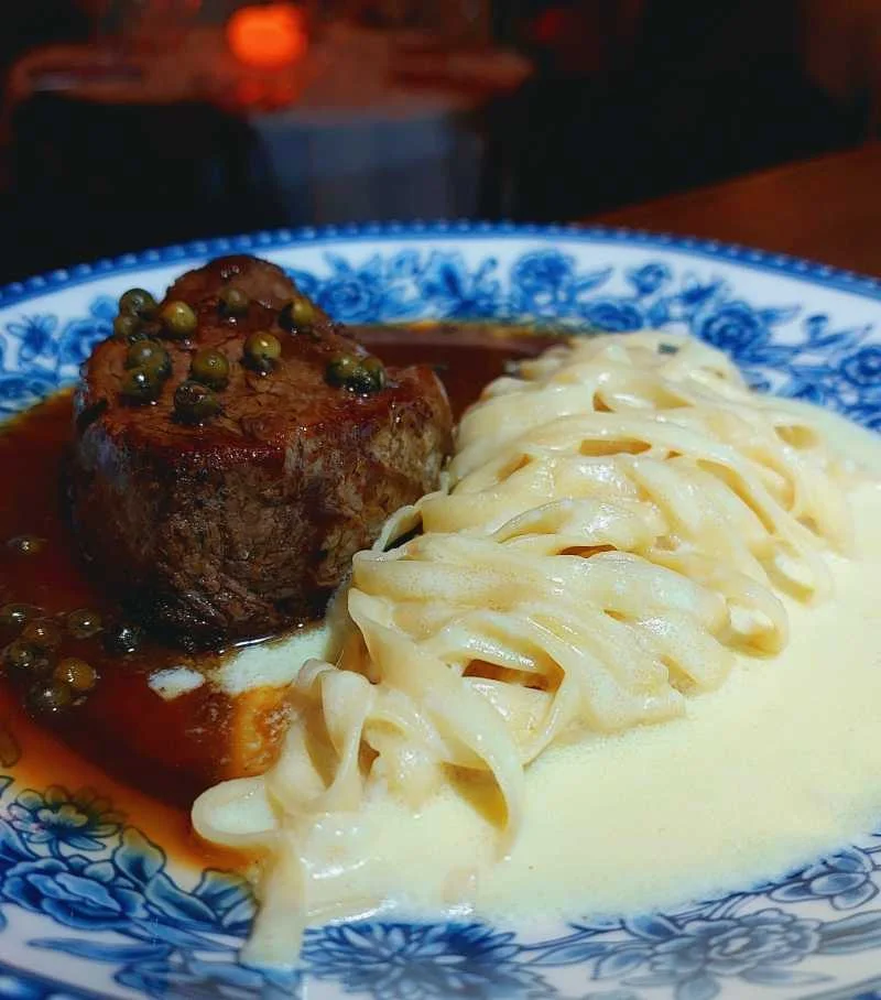 Fillet au Poivre com Fettuccine Alfredo