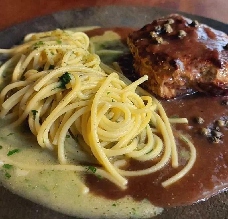 Fillet au Poivre com Spaghetti na Manteiga