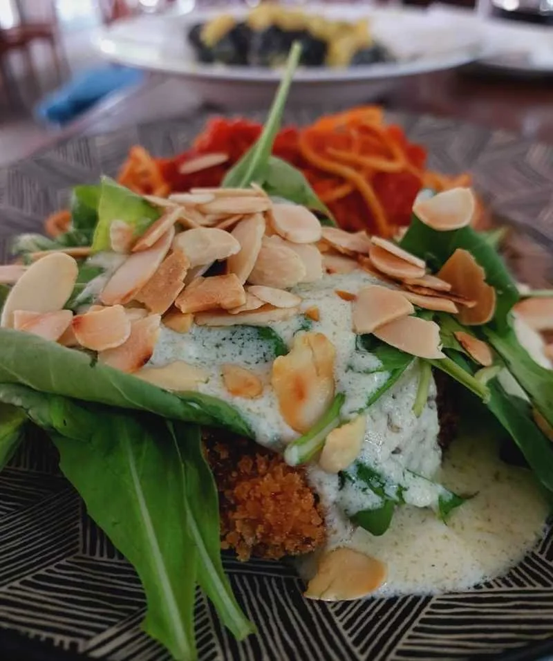 Polpetone ao Gorgonzola com Spaghetti à Napolitana