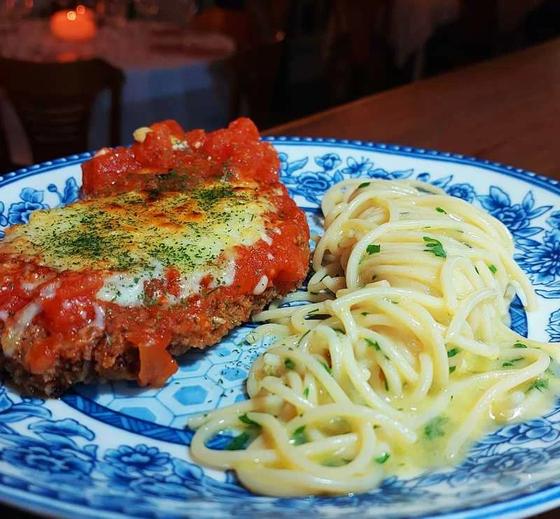 Fillet à Parmegiana com Spaghetti na Manteiga