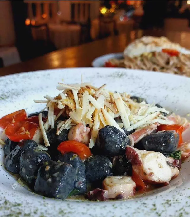 Gnocchi Nero com Polvo
