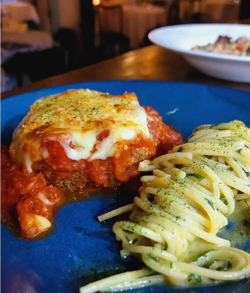 Polpetone à Parmegiana com Spaghetti na Manteiga