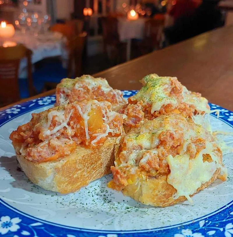 Bruschettas com Ragu de Calabresa