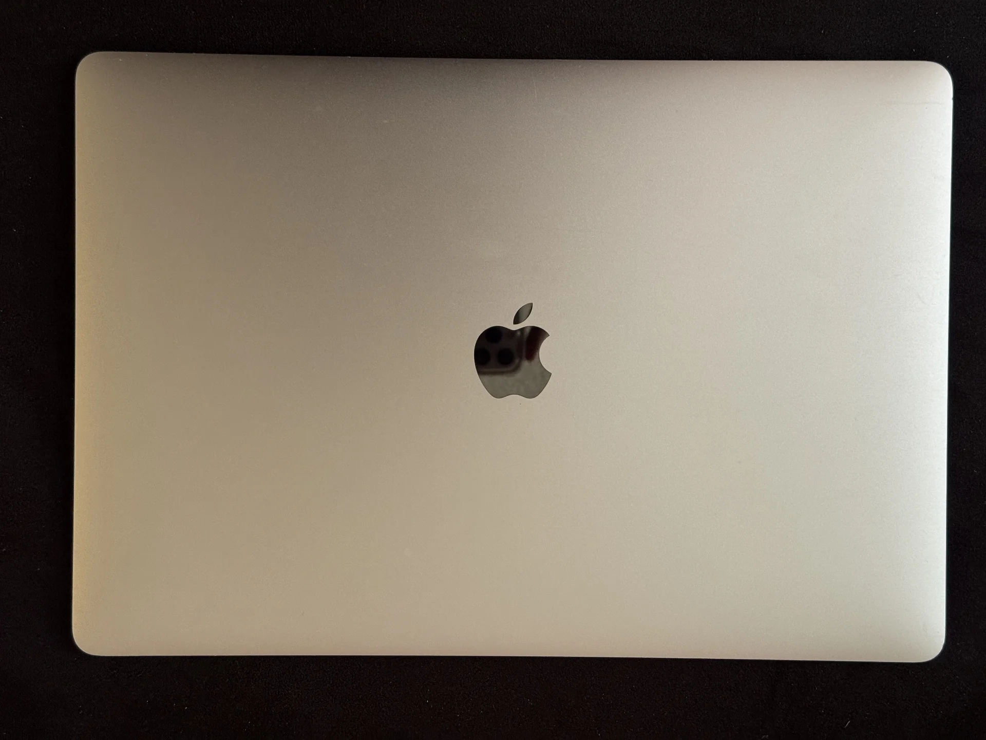 Tampa superior do MacBook Pro fechado.