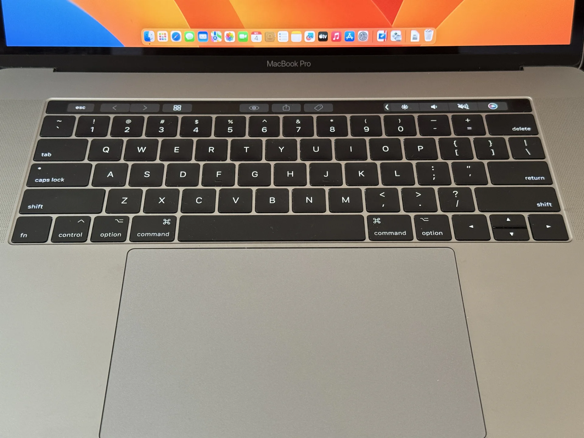 Detalhe do teclado, da Touch Bar e do trackpad do MacBook Pro.