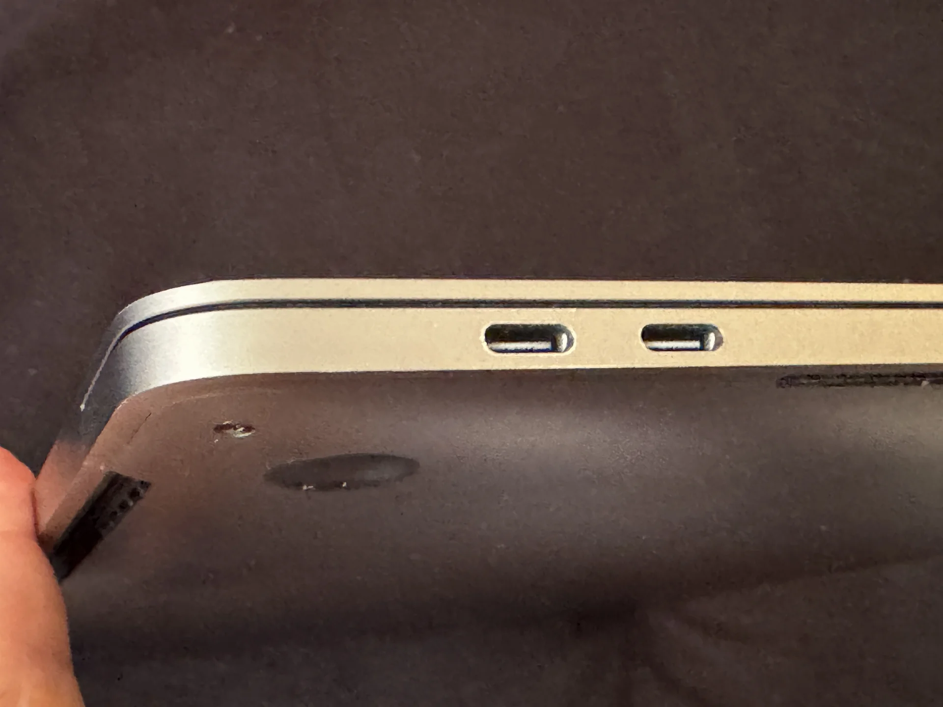 Detalhe da lateral do MacBook Pro, com duas portas USB-C.