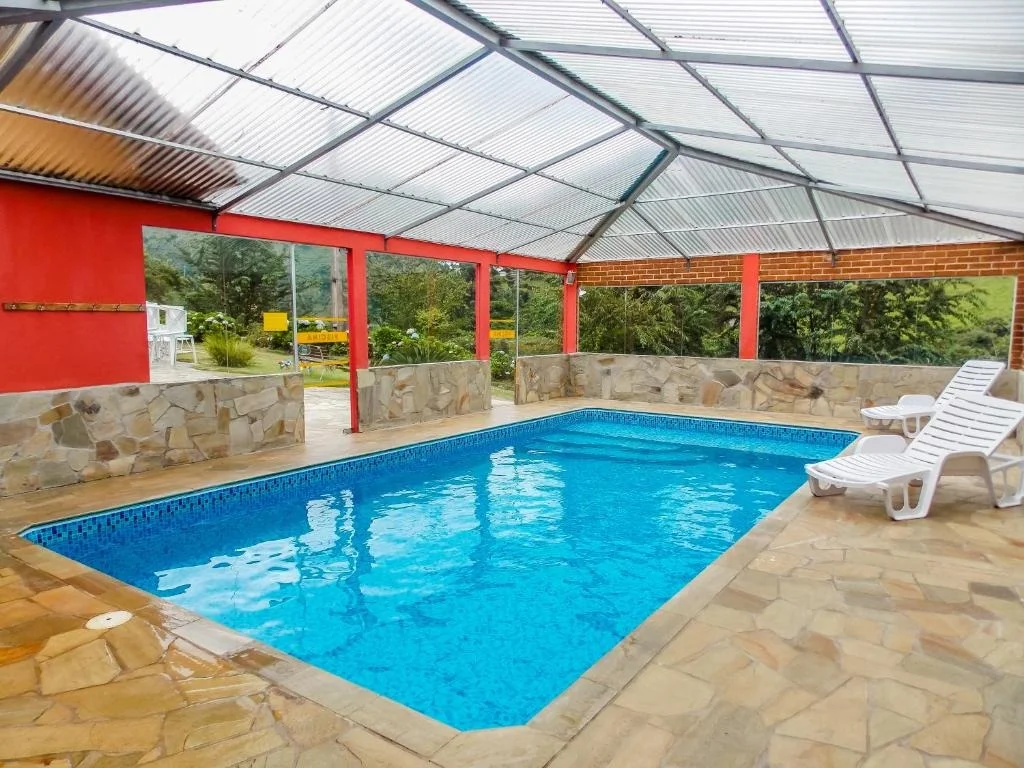 Piscina coberta — Pousada Monjolos de Minas