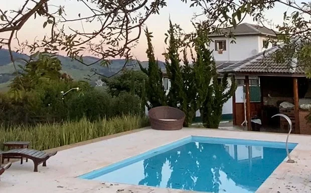 Piscina e jardins — Pousada Viver a Pedra