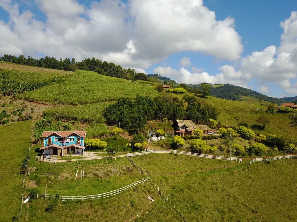 Vista das acomodações e das montanhas de Gonçalves