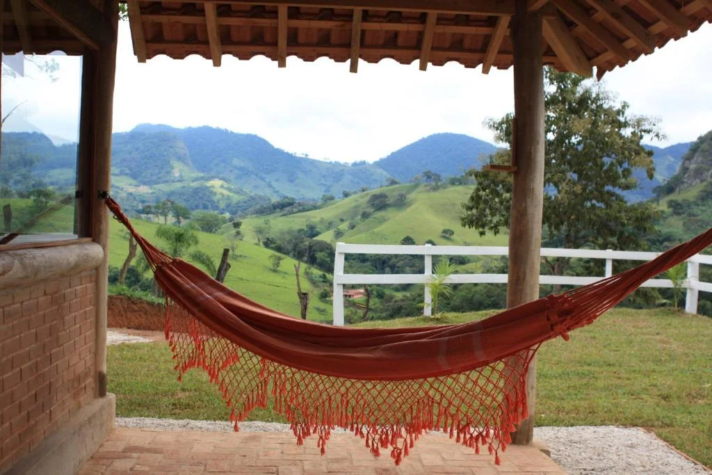 Rede na varanda com vista para as montanhas