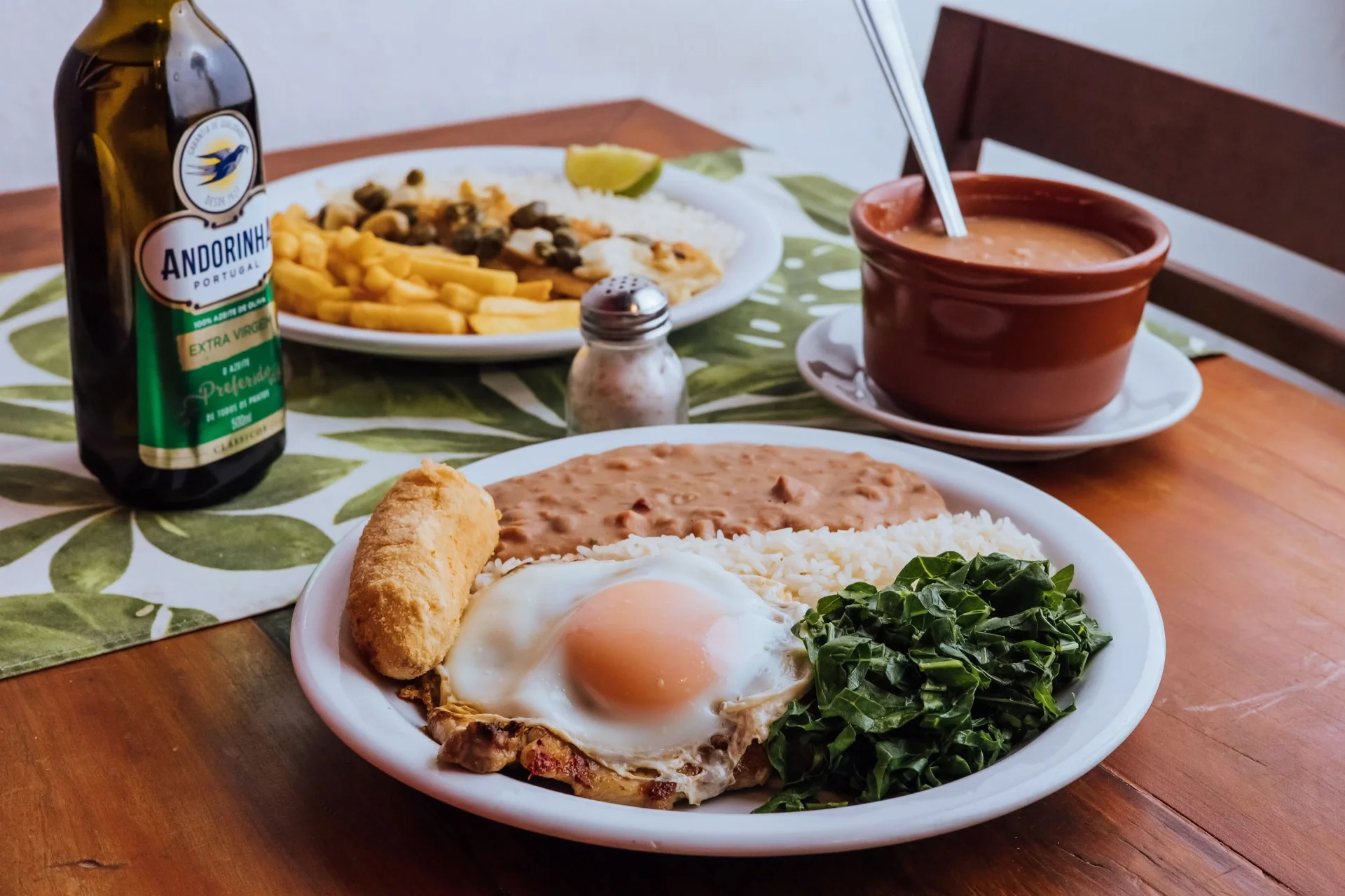 Prato com arroz, ovo, couve, farofa e feijão