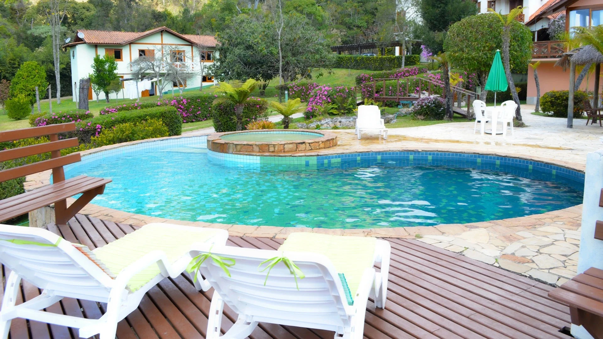 Piscina e paisagem — Pousada Vida Verde