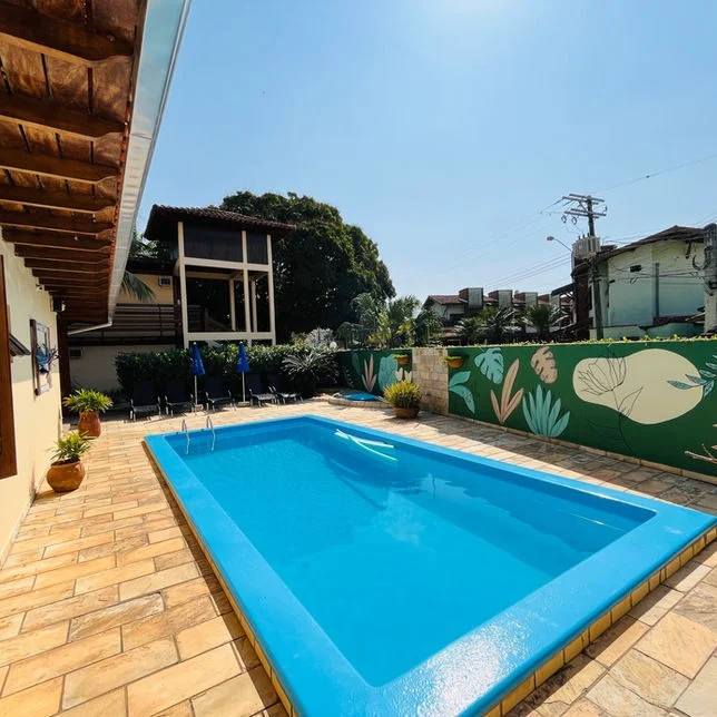 Piscina e jardins — Pousada Canto dos Golfinhos