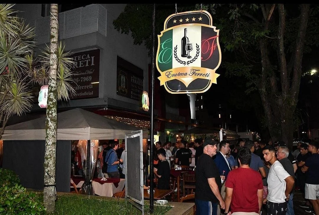 Fachada e entrada da Enoteca Ferreti Aquarius